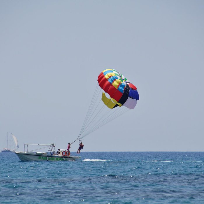 parasailing-825532_1920